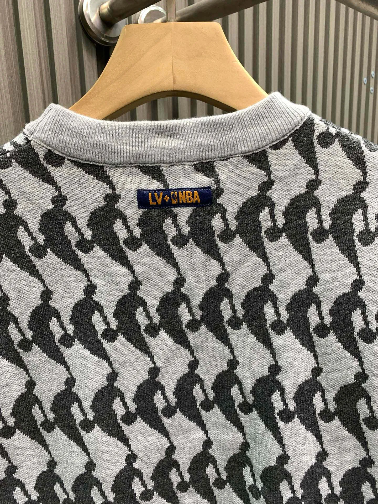 🅿️320 🀄️ Louis Vuitton Louis Vuitton's new autumn and winter knitted sweater pullover. The gray NBA co-branded model is printed with logo all over. It has a delicate and soft feel and can directly contact the skin. The warm yarn changes into a delicate texture. The top craftsmanship is very distinctive. The style is simple, elegant and exquisite. The three-dimensional tailoring design makes the entire sweater full of youthful vitality and vitality. Recommended for autumn and winter wear.